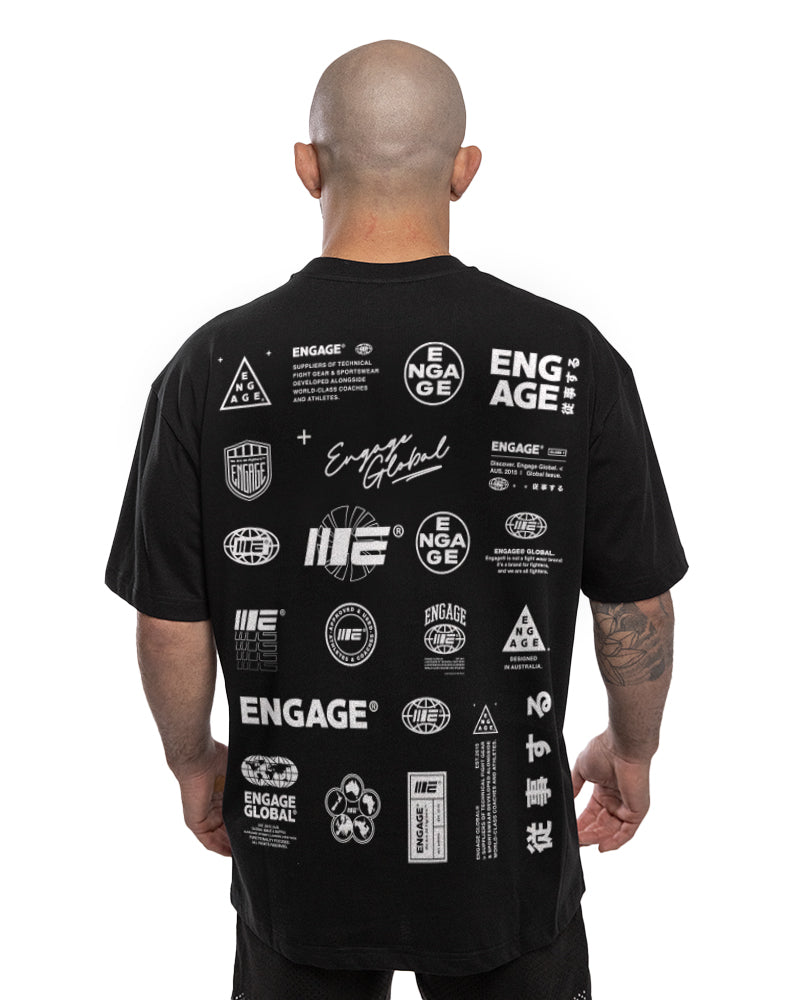 Camiseta grande com letreiro Engage (preta)